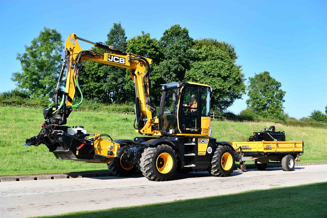 JCB Wheeled Excavator towing trailer