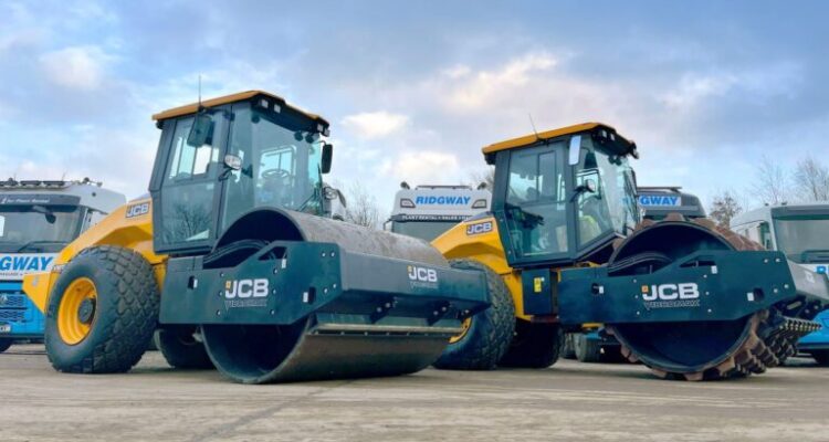 Ridgway Rentals Take Delivery of the UK’s First JCB VM118D Rollers from Gunn JCB